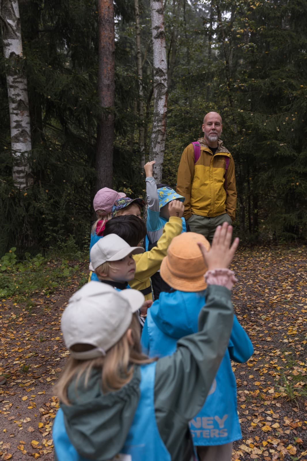Opettaja ja lapset metsäretkellä